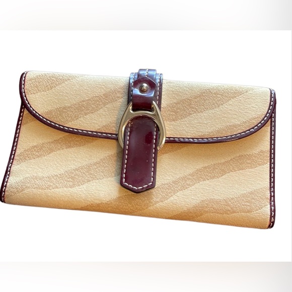 Dooney & Bourke Handbags - Dooney & Bourke Continental Wallet